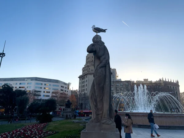 Barselona 'da bir halk bahçesinde güzel dairesel çeşme
