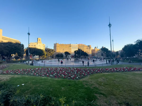 Turyści Odwiedzający Plac Katalonii Pełen Gołębi Barcelonie — Zdjęcie stockowe