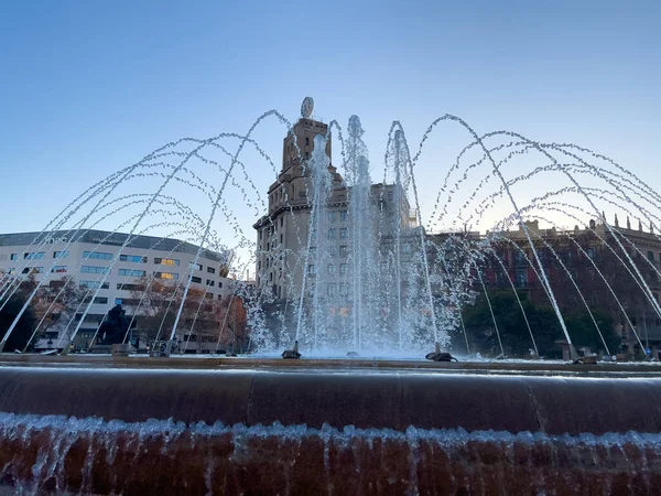 Barselona 'da bir halk bahçesinde güzel dairesel çeşme