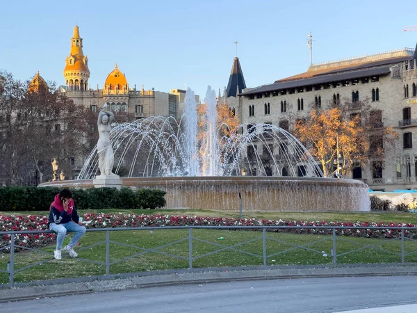 バルセロナの公共庭園の美しい円形噴水 — ストック写真