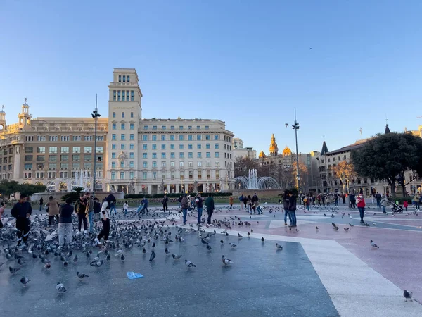 Katalonya meydanını ziyaret eden turistler Barselona 'da güvercinlerle dolular.