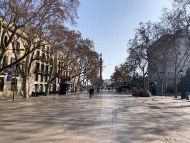 Barselona 'da halka açık bir sokakta yürüyen insanlar