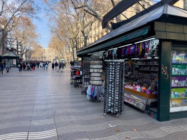 Barselona 'da halka açık bir sokakta yürüyen insanlar