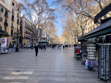 Barselona 'da halka açık bir sokakta yürüyen insanlar