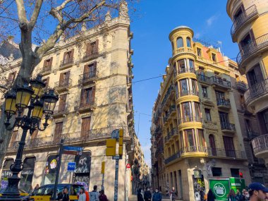 Barselona 'da insanlar karşıdan karşıya geçiyor