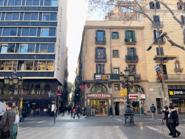 Barselona sokaklarında yürüyen insanlar