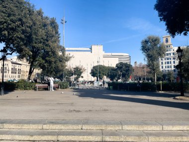 Barselona sokaklarında yürüyen insanlar