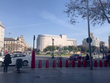 Barselona sokaklarında yürüyen insanlar