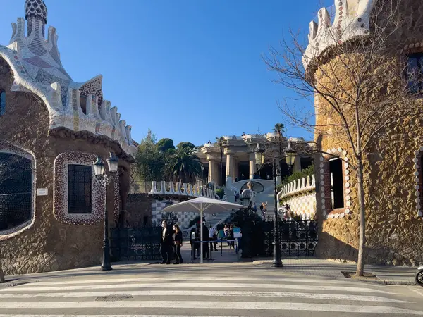 Park Guell 'de alışılmadık mimari tarzlı bina