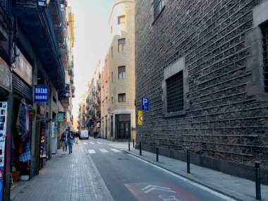 Barselona 'da dar bir yolda yürüyen insanlar