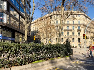 Barcelona 'da caddelerin üzerindeki araba penceresi manzarası