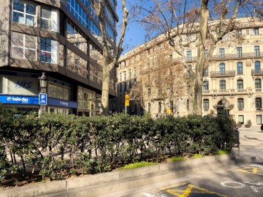 Barcelona 'da caddelerin üzerindeki araba penceresi manzarası