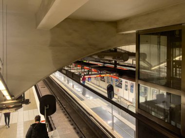 Barselona 'da metro istasyonunda çok az insan var.