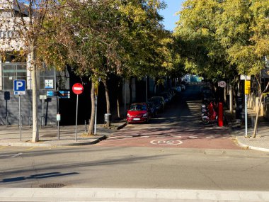 Barcelona 'da boş bir caddenin POV görünümü