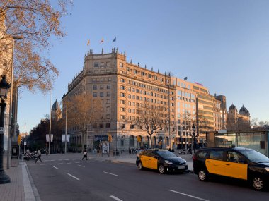 Barselona 'da yol kenarına park etmiş taksiler var.