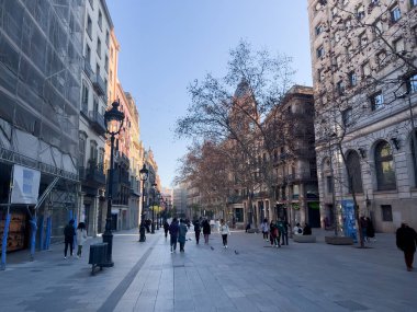 Barselona sokaklarında yürüyen insanlar