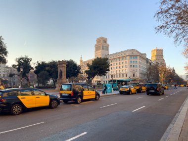 Barselona 'da yol kenarına park etmiş taksiler var.