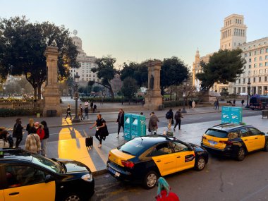 Barselona 'da yol kenarına park etmiş taksiler var.