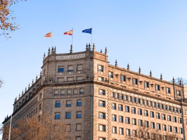 Barselona 'daki İspanyol bankasının tepesinde dalgalanan AB, İspanyol ve Katalan bayrağı