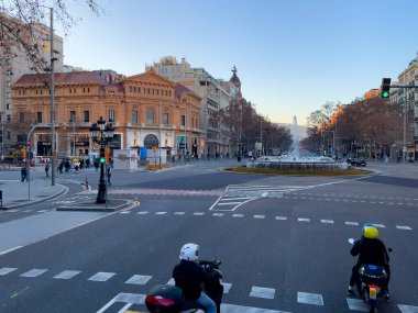 Barselona 'da yeşil ışıkta motosikletler sürüyor