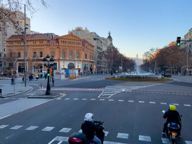 Barselona 'da yeşil ışıkta motosikletler sürüyor