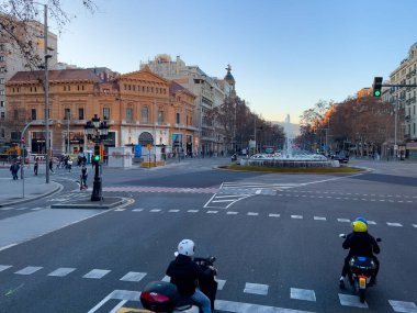 Barselona 'da yeşil ışıkta motosikletler sürüyor