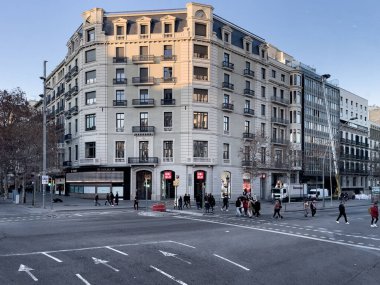 Barselona 'da yolda giden arabalar