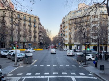 Barselona 'da yolda giden arabalar