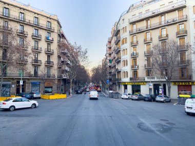 Barselona 'da yolda giden arabalar