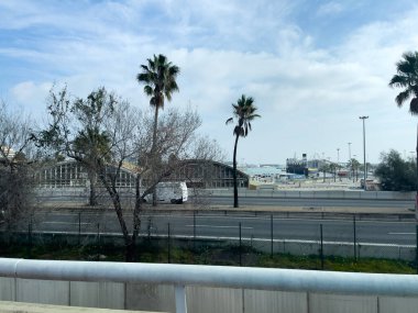 Barcelona 'daki bir arabanın penceresinden bak.