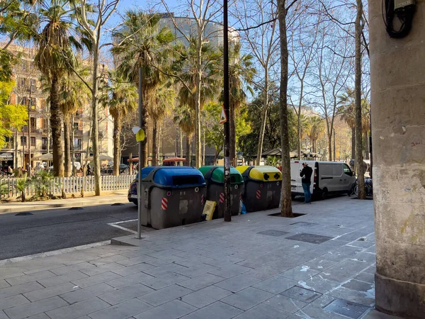 Viele Mülltonnen Auf Der Seitenstraße Barcelona — Stockfoto