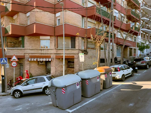 Veel Vuilnisbakken Sideroad Barcelona — Stockfoto