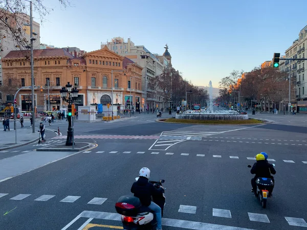 바르셀로나의 신호등에서 달리는 오토바이 — 스톡 사진