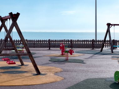Sabahları boş çocuk parkı