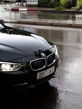 BMW farları açık havada yandı.