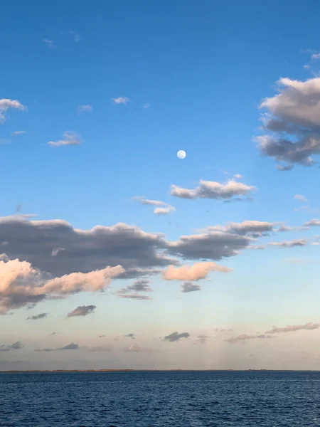 Vista Desde Mar Una Luna Llena Sobre Nubes Esponjosas — Foto de Stock