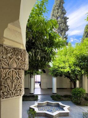 Eski bir Riad 'ın içindeki el oyması Fas sütununun yakın plan fotoğrafı.