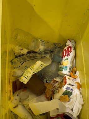 Fas 'ta bir hastanede plastik atık dolu sarı çöp kutusu.