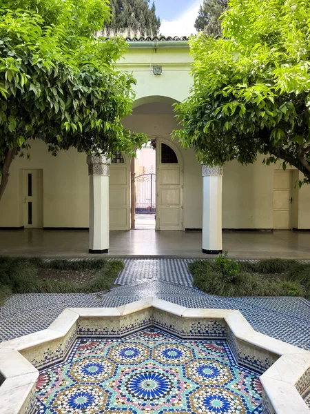 Patio Mosaico Vacío Con Una Pequeña Fuente Centro — Foto de Stock