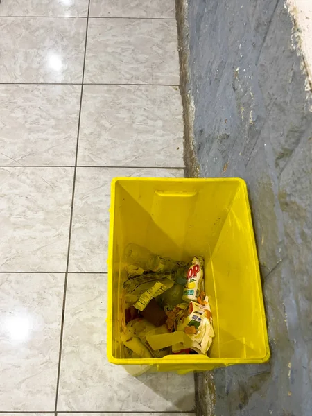 Žlutý Koš Plný Plastového Odpadu Uvnitř Nemocnice Maroku — Stock fotografie