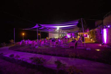 Mor neon ışıklı teras restoranı