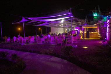 Mor neon ışıklı teras restoranı