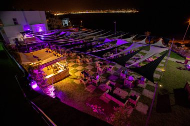 Mor neon ışıklı teras restoranı