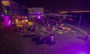 Mor neon ışıklı teras restoranı