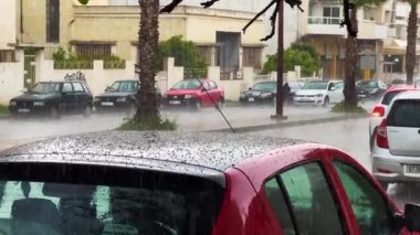  Yoğun ve fırtınalı bir kış gününde trafik az.