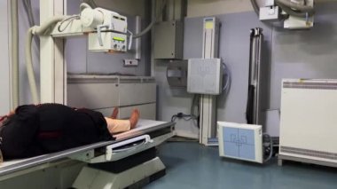 Devlet hastanesinde röntgen taraması yapan tanınmayan bir kadın.