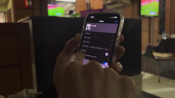 Молодой Человек Поделился Новым Постом Instagram — стоковое видео