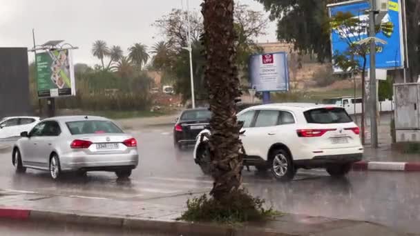 Fas Yağmurlu Bir Günde Yoğun Trafik Var — Stok video