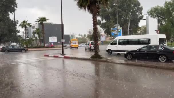 Tung Trafik Regnig Dag Marocko — Stockvideo