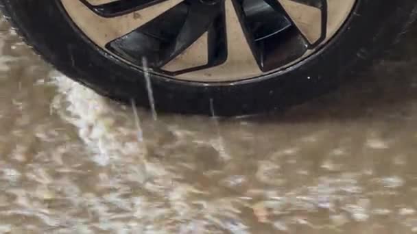 駐車場の道端を流れる雨水 — ストック動画